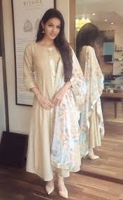 Pakistani Actress Eid Look And Eid Dress Design Collocation 2020 Actress Eid Dress Bridel Dress In 2020 Simple Kurti Designs Indian Dresses Pakistani Dresses