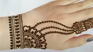 Limited to traditions and conventions, yet henna designs are really cryptic. Stylish Eid Special Gol Tiki Mehndi Design For Back Hand Cute766