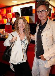 Le bronzé technophile a raconté la semaine dernière avoir téléchargé un film sur megaupload. Rencontrez Louise Astree Et Victor Les Trois Enfants De Thierry Lhermitte