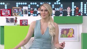 Sem hesitações e com força para se reciclar. Renata Fan Impressiona Com Look E Revela Bastidores Secretos Na Band