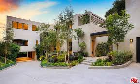 When you think sublet, your mind may turn to leaky ceilings and mysterious sink smells. Kylie Jenner Bought A 13 4 Million Beverly Hills Home In 2018