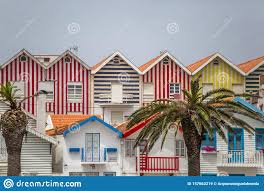 Kostenlose lieferung für viele artikel! Aussicht Auf Das Typische Strandhaus Costa Nova Farbenfrohe Gestreifte Holzhauser Redaktionelles Stockbild Bild Von Fassade Europa 157663219