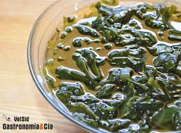 Las algas kombu, como la mayoría de verduras del mar, son muy apreciadas por sus el alga kombu es rica en yodo y en otros minerales como el hierro, el magnesio, el calcio, el fósforo y el zinc. Trucos De Cocina Utilizar El Agua De Rehidratar Las Algas Para Cocinar Gastronomia Cia