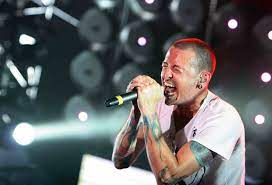 Chester bennington, né le 20 mars 1976 à phoenix (), et mort le 20 juillet 2017 à palos verdes estates (), est un chanteur américain.il a été le chanteur principal du groupe de nu metal linkin park, du groupe dead by sunrise dont il était le fondateur et, de mai 2013 à novembre 2015, du groupe stone temple pilots Chester Bennington Woran Starb Der Linkin Park Sanger