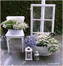 Altes Fenster Und Blumen In Emaille Blumen Im Blumentopf Alte Fenster Bepflanzung