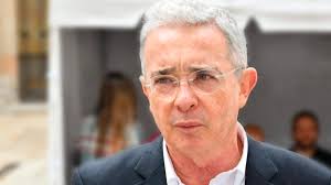 Álvaro uribe is the first of five children born to alberto uribe sierra, a wealthy landowner and cattle rancher, and laura vélez, a former councilwoman. Alvaro Uribe Velez Peleo Con La Espada Desenvainada Y No Con Punal Bajo La Ruana Kienyke