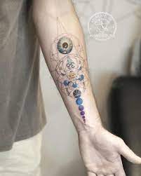 Epingle Par Marie Roura Sur Tattoo Epure Atelier Marie Roura Tatouage Chakra Tatouage Manchette Designs De Tatouages