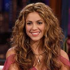 Shakira S Beauty Evolution See Her Hair Makeup Looks Shakira Hair Beautiful Curly Hair Shakira Hair Color