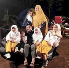 Wynne prakusya, deswita maharani, dan riafinola ifani sari personel grup band ab three, adalah deretan nama yang pernah dekat dengan taufik. Artis Pria Ini Berhasil Meluluhkan Hati Putri Abdi Negara Heboh Interactivity Digital Media