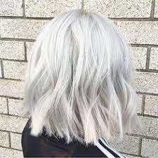 Lo stile dei capelli grigi e bianchi è diventato molto popolare negli ultimi anni, diventando una vera tendenza. 7 Bellissimi Motivi Per Tingere I Capelli Di Grigio Teinture Cheveux Gris Cheveux Coupe De Cheveux