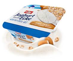 Erfrischendes eis mit griechischem joghurt mit honigsauce (11%), dekoriert mit karamellisierten walnüssen (6%). Joghurt Mit Der Ecke Griechischer Art Mandel Crunch Molkerei Muller