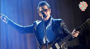 The band consists of lead singer alex turner, lead guitarist jamie cook, rhythm guitarist nick o'malley, bassist matt helders, and drummer steve craddock (drums, backing vocals). Arctic Monkeys English Rock Band Home Facebook