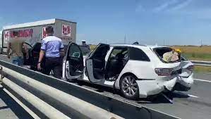 O mașină a ars pe autostrada soarelui, după un accident. K Enbcjb6j9lbm