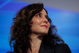 Ayuso acusa a Sánchez de "degradar" la Universidad y recrimina la cátedra  de Gómez