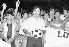 Pablo escobar, kolombiyalı uyuşturucu kaçakçısıdır. Esta Es La Version Del Hijo De Pablo Escobar Sobre La Relacion De Su Papa Y