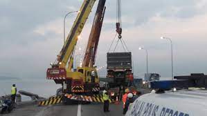 Pangkalan sultan abdul halim runtuh di tepi laut butterworth, pulau pinang, malaysia. Lori Terbabas Halang Trafik Di Jambatan Pulau Pinang
