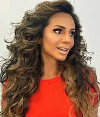 Un #tbt antes de dormir, para agradecer a @michpro por ese maquillaje de  ensueño y ese cabello de @feroz.garcia espectacular!! Lo hermoso de ser  actriz, es que puedes ser quien tú quieras