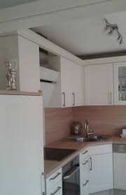 Moderne Landhauskuche In Weiss Arbeitsplatte Und Ruckwand In Eiche Haus Kuchen Moderne Landhauskuche Landhauskuche