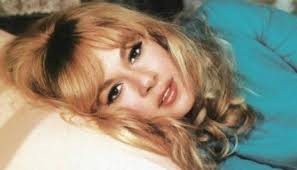 Θλίψη στην κηδεία του αδερφού της αλίκης. Anatrixiastiko Deite Pws 8a Htan Shmera H Nekrh Alikh Boygioyklakh Fwto