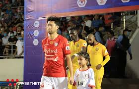 Lee nguyễn hôm nay chơi quá tốt còn gì, cậu ta không may mắn khi dính chấn thương mà thôi, bầu đức nhận xét về lee nguyễn trong ngày cầu thủ cũ của hagl quay về đối đầu với đội bóng mà anh từng gắn bó hơn 10. Lee Nguyá»n Khiáº¿n Báº§u Ä'á»©c Pháº£i Ra San Va Chuyá»n Cá»§a V League
