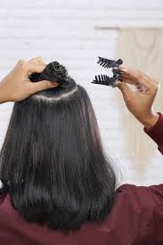 Gambarlah rambut pendek (baik pria dan wanita) dalam bentuk yang dekat dengan contoh garis rambut di atas dengan gumpalan kecil di ujungnya. 2 Cara Menata Rambut Bob Sebahu Tanpa Alat Styling Cukup 5 Menit