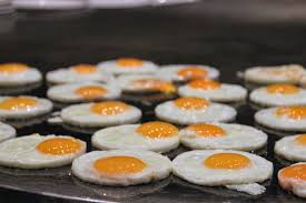Goreng telur menjadi dadar tipis, gulirkan penggorengan ke kiri dan ke kanan agar telur tersebar merata dan membentuk satu lapisan tipis. Cara Membuat Telur Mata Sapi Yang Bulat Sempurna Mudah Banget Tanpa Alat Semua Halaman Kids