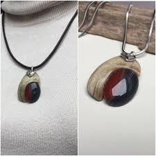 holzschmuck kette anhanger holz mit rotem jaspis heilstein halbedelstein purple heart wood wooden jewelry necklace wooden jewelry