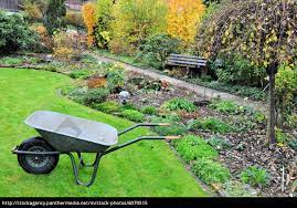 Den garten frisch für den herbst dekorieren. Schoner Garten Im Herbst Mit Schubkarre Stockfoto 6070515 Bildagentur Panthermedia