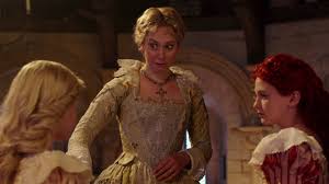 Con johnny depp, anne hathaway, mia wasikowska, helena bonham carter, sacha baron cohen. Alice Attraverso Lo Specchio Hai Mangiato I Dolcetti Clip Dal Film Hd Youtube