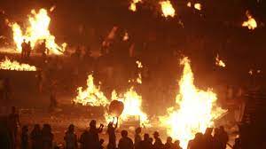 Respecto a las tradiciones, existen tantas como regiones hay en españa, aunque en todas hay un elemento común: La Noche De San Juan Una Fiesta De Origen Pagano Que Podria Conmemorar El Amor