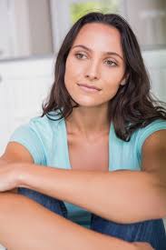 Bella mora seduta sul letto