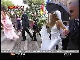Francesco totti festeggia con la bellissima moglie, la conduttrice tv ilary blasi i 16 anni di matrimonio e le. Matrimonio Di Francesco Totti E Ilary Blasi Video Dailymotion