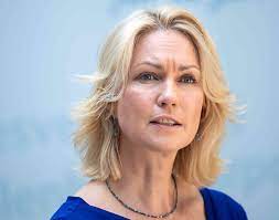 Manuela schwesig born 23 may 1974 is a german politician spd since 4 july 2017 she serves as the 5th ministerpresident of mecklenburgvorpommern schwes. Manuela Schwesig Spd Chefin Tritt Wegen Brustkrebs Erkrankung Zuruck