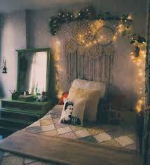 Per una parete dietro al letto ancora più scenografica, prova la tinteggiatura a righe! Come Decorare La Parete Dietro Al Letto 7 Idee Low Cost E Geniali Rebecca Mobili