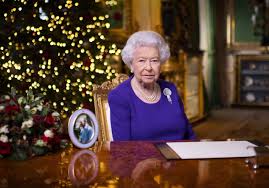 Un majordome de la reine d'angleterre promène un corgi et un dorgi d'elizabeth ii pendant une garden party à buckingham palace, en 1993. Une Parodie De La Reine D Angleterre Dansant Sur Son Bureau Fait Polemique Au Royaume Uni Shocking Elle