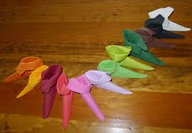 Ces petites créatures sont aujourd'hui regardées comme compagnons de père voilà donc une option de présentation que vous pouvez reprendre si vous avez déjà essayé celle en forme de chapeau de lutin ! Pliage De Serviette De Table En Forme De Chausson De Lutin De Noel Plier Une Serviette De Table En Papier Realiser Un Chausson De Lutin De Noel En Papier Pliage De Serviette De