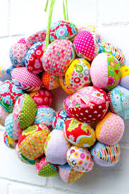 Hubsch An Der Haustur Mein Osterkranz Mit Genahten Ostereiern Osterkranz Ostern Diy Ostern