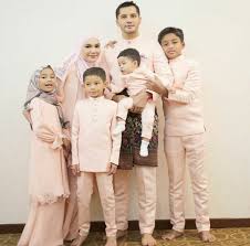 Saya dapat rasakan betapa kuatnya kekeluargaan beliau apabila smua family beliau ada.hari ini saya memberi penghormatan terakhir kepada beliau. Baem 2 Kali Ker4cunan Makanan Makan Hasil Air Tangan Cess Dato Aliff Syukri Oh Puyu