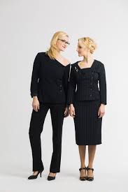 Was Ziehe Ich An Zum Ball Zur Hochzeit Zur Gartenparty Oder Zum Vorstellungsgesprach Das Sistermag Team Entschlussel Business Outfit Frauen Outfits Modestil
