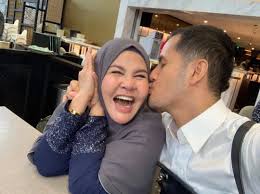 Kenali bonda rozita ibrahim, ibu kepada usahawan dato aliff syukri yang cukup dikagumi ramai ini. Rezeki Anak Rahsia Besar Allah Kagum Tengok Cara Bonda Rozita Didik Zuriatnya Nona