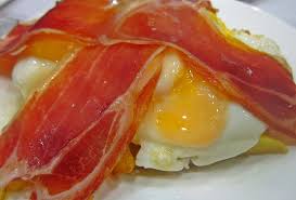 En su restaurante se sirven huevos que «ni. An Introduction To Huevos Rotos Madrid S Delicious Egg And Potato Dish