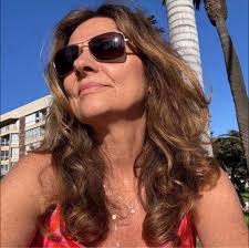 What are the best accommodations in Positano with iconic views and nearby  attractions?