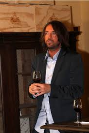 A leggere solo il titolo del suo ultimo libro, renzusconi, si potrebbe azzardare la scommessa che una volta tanto andrea scanzi. Vini Tra Mito E Realta Con Andrea Scanzi All Enoteca La Botte Di Caserta Luciano Pignataro Wine Blog