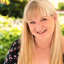 Amazon.com.au: Luna Hunter: books, biography, latest update