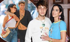 Dua lipa & anwar hadid dua lipa and anwar hadid at the 2020 grammy awards mega. Dua Lipa And Boyfriend Anwar Hadid S Romance Heats Up As They Enjoy A Passionate Kiss In New York Daily Mail Online