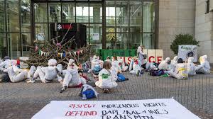 Find ubs bank basel branches nearby with this ubs bank basel branch locator. Protestaktion In Der Schweiz Klimaaktivisten Demonstrieren Vor Banken Zdfheute