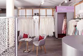 Die schönsten brautkleider und hochzeitsanzüge von unseren ausgewählten hochzeitsmode designern stehen für dich zur anprobe bereit und warten darauf von dir entdeckt zu werden. Brautmode Lorrach Brautkleider Nahe Freiburg Basel