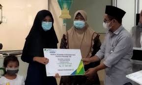 Berikut youthmanual rangkum 25 dari 50 daftar beasiswa s1 dalam negeri paling populer yang berasal dari lembaga serta ikatan dinas untuk dapat kamu cari tahu lebih dalam. Bpjamsostek Kudus Salurkan Beasiswa Pendidikan Rp24 5 Miliar Untuk 280 Anak Jateng Pos Berita Satu