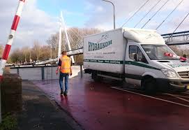 Bekijk ook het overzicht wanneer en hoevaak de gerrit krolbrug gemiddeld open staat. Foto Oosterhornsluis Gerrit Krolbrug