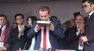 Cumhuriyet halk partisi (chp) genel başkan yardımcısı seyit torun, bolu belediye başkanı tanju özcan'ın, yabancı uyrukluların faydalandığı bazı belediye hizmetlerine zam yapılacağına yönelik görüşlerinin kendisini bağladığını belirtti. Chp Li Tanju Ozcan Kuran A El Basip Koltuga Oturdu Lodos Haber